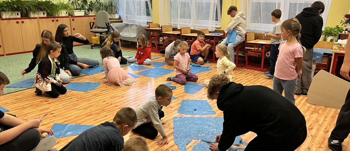 Společné tvoření prvňáčků s deváťáky