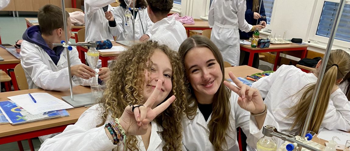 Osmáci mají za sebou první laboratorní práci z chemie